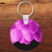 ホットピンクの花の花びらを黒に キーホルダー (正面)