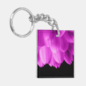 ホットピンクの花の花びらを黒に キーホルダー (正面左)