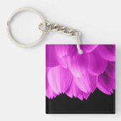 ホットピンクの花の花びらを黒に キーホルダー (正面)
