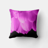 ホットピンクの花の花びらを黒に クッション (裏面)