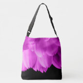 ホットピンクの花の花びらを黒に クロスボディバッグ (裏面)