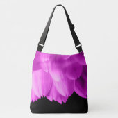 ホットピンクの花の花びらを黒に クロスボディバッグ (正面)