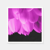 ホットピンクの花の花びらを黒に スタンダードカクテルナプキン (正面)