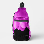 ホットピンクの花の花びらを黒に スリングバッグ (正面)