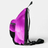 ホットピンクの花の花びらを黒に スリングバッグ (右)