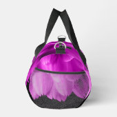 ホットピンクの花の花びらを黒に ダッフルバッグ (右)