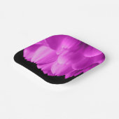 ホットピンクの花の花びらを黒に ペーパープレート (傾斜あり)