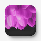ホットピンクの花の花びらを黒に ペーパープレート (正面)