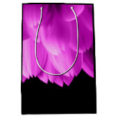 ホットピンクの花の花びらを黒に ミディアムペーパーバッグ (正面)