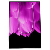 ホットピンクの花の花びらを黒に ミディアムペーパーバッグ (裏面)
