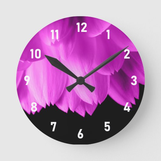 ホットピンクの花の花びらを黒に ラウンド壁時計 (正面)