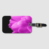 ホットピンクの花の花びらを黒に ラゲッジタグ (正面横)