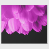 ホットピンクの花の花びらを黒に ラッピングペーパー (フラット)