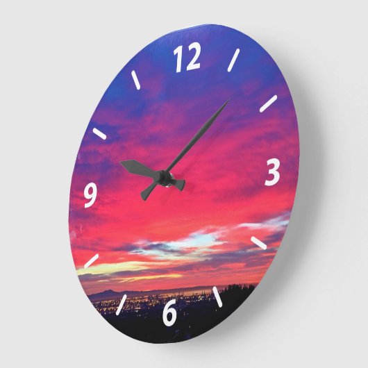 ホットピンクの青い雲の夕日の海岸風景の写真 ラージ壁時計 (傾斜)