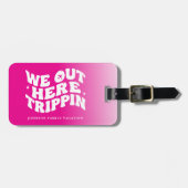 ホットピンクの「We Out Here Trippin Family Vacation Trip」 ラゲッジタグ (正面横)