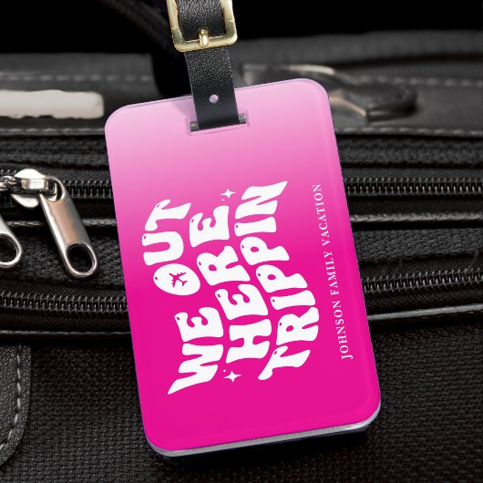 ホットピンクの「We Out Here Trippin Family Vacation Trip」 ラゲッジタグ