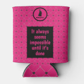 ホットピンクエレガントマゼンタ会社のロゴスローガン 缶クーラー (正面)