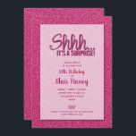 ホットピンクグリッターサプライズ誕生日 招待状<br><div class="desc">プリントされたホットピンクグリッターの背景にホットピンクのグリッターをシミュレートした「Shhh... It's A Surprise」で、ゲストはこれらの招待状を愛する！たくさんのグリッターカラーが用意！任意のサプライズパーティーに最適な、ちょうど文言を変更。(グリッターは印刷され、実際のグリッターは印刷されない)。 コレクション内のカラーを追加。</div>