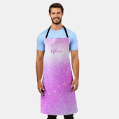 ホットピンクグリッタースパークルグラムパーソナライズされた エプロン (着用した状態)
