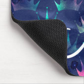 ホットピンクグリッタースパークルスマーメイドクラウンズモノグラム マウスパッド (コーナー)