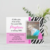 ホットピンクゼブラプリント最初の誕生日招待状 招待状 (スタンド正面)