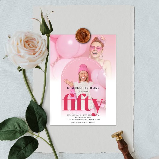ホットピンクトレンディーシックアーチフォト50誕生日 招待状