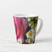 ホットピンクバラとホワイトデイジー写真 カフェラテマグ (右アングル)