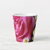 ホットピンクバラとホワイトデイジー写真 カフェラテマグ (正面)