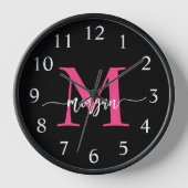 ホットピンクブラックモダンスクリプトガーリーモノグラム名 壁時計 (正面)