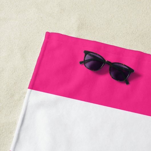 ホットピンクホワイトストライプシックモノグラムパーソナライズされた ビーチタオル (インサイチュ)