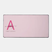 ホットピンクモダンスクリプガーリートのモノグラム名 デスクマット (正面)