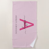 ホットピンクモダンスクリプガーリートのモノグラム名 ビーチタオル (正面)