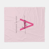 ホットピンクモダンスクリプガーリートのモノグラム名 フリースブランケット (正面(横))