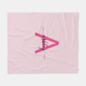 ホットピンクモダンスクリプガーリートのモノグラム名 フリースブランケット (正面(横))