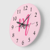 ホットピンクモダンスクリプガーリートのモノグラム名 ラージ壁時計 (傾斜)