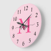 ホットピンクモダンスクリプガーリートのモノグラム名 ラージ壁時計 (傾斜)