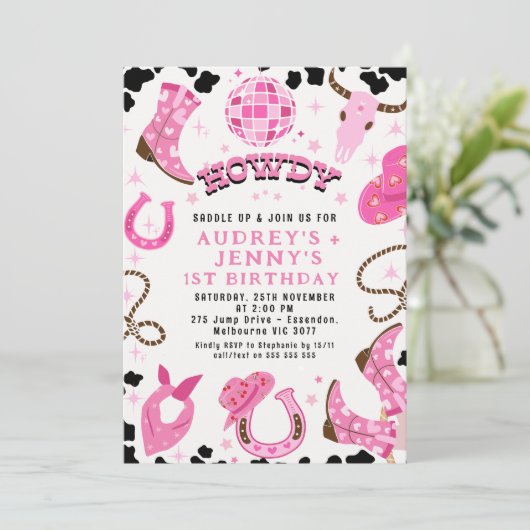 ホットピンクモダンディスコ双子女性のカーボーイ1st誕生日 招待状 (スタンド正面)