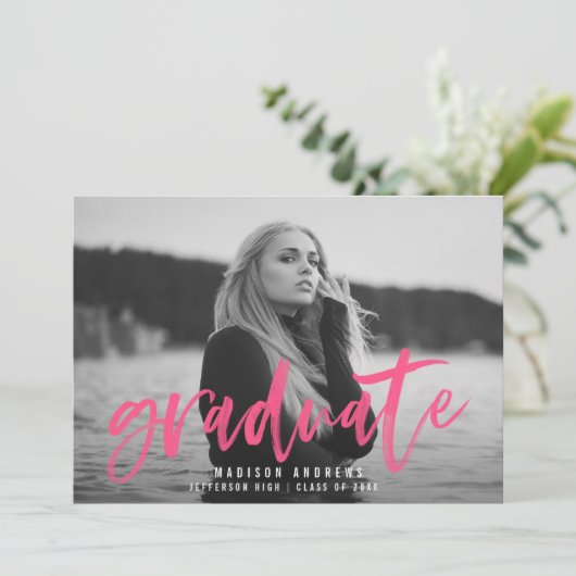 ホットピンクモダンブラシスクリプト卒業パーティー 招待状 (スタンド正面)