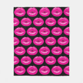 ホットピンク唇グラマラス模様オンブラック フリースブランケット (正面)