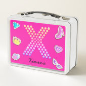 ホットピンク文字Xモノグラムガーリー新学期 メタルランチボックス (裏面)