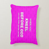 ホットピンク膝の前に神の祈りの言葉アクセント枕 アクセントクッション (裏面(縦))