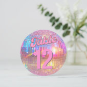 ホットピンク金ゴールドレトロディスコボールラウンドテーブル番号 招待状 (スタンド正面)