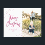 ホットピンク雪のスクリプトフォト シーズンポストカード<br><div class="desc">このスタイリッシュフェスティバルとおもしろい休日の写真はがきで今年のホリデーシーズンに声明を作る。フロントはモダンフォントが散らばった雪の点で完全にカスタマイズお洒落可能である。差出人住所、受信者のアドレス、および独自のメッセージで背面に入力するカスタムか、またはプレースホルダ文字を削除し保て、そのメッセージを削除し空白のてください。私の店に行ってこれ以上のスタイリッシュホリデーカードを見て。</div>