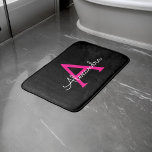 ホットピンク黒のスクリプトガーリーモノグラム名 バスマット<br><div class="desc">ブラックとホットピンクのシンプルなスクリプトモノグラム名バスマット。これは、グラムの贅沢とシックなスタイルを愛する人のための完璧な卒業、誕生日、結婚ブライダルシャワー、記念日、赤ちゃんシャワーまたはバチェロレッテギフトを作る。</div>