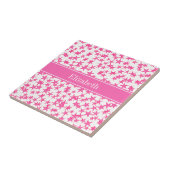 ホットピンク2星ホワイトBG、ホットピンク名モノグラム タイル (側面)