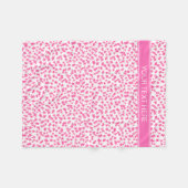 ホットピンク2星ホワイトBG、ホットピンク名モノグラム フリースブランケット (正面(横))