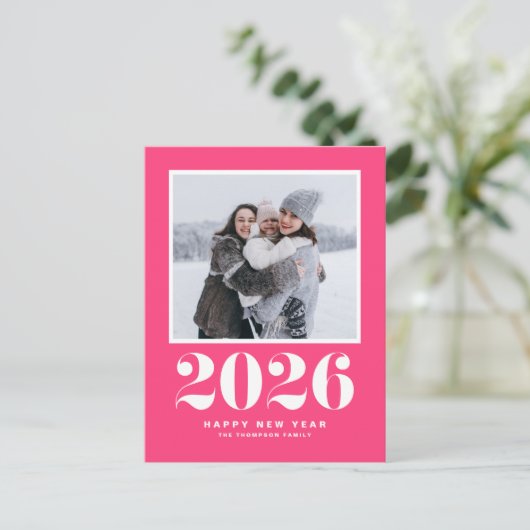 ホットピンク2025はっきりしたタイポグラフィ新年写真 シーズンポストカード (スタンド正面)