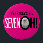 ホットピンク70th SEVEN OH! photo seventeth birthday 缶バッジ<br><div class="desc">ホットブライトピンク、白と黒70th誕生日ボタンピンバッジ。明るいグラフィックのレトロカスタマイズスタイル70年のバッジあなたの名前と写真のO of Oh!パーティ素晴らしーのために、またはギフトやカードに追加する。その他の一致する項目が利用可能である。Zazzle上ユニークでのみwww.mylittleeden.comのサラ・トレットによるデザイン</div>