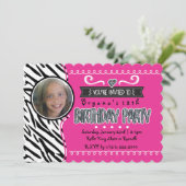 ホットピンク&ゼブラガールズ誕生日フォト招待状 招待状 (スタンド正面)
