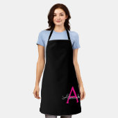 ホットピンク ブラック スクリプト ガーリー モノグラム ネーム エプロン (着用した状態)